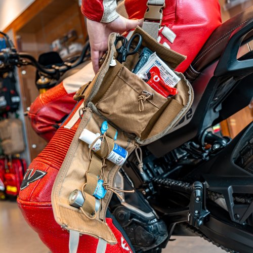 MotoIFAK THIGH - stehenné púzdro na motorku s náplňou
