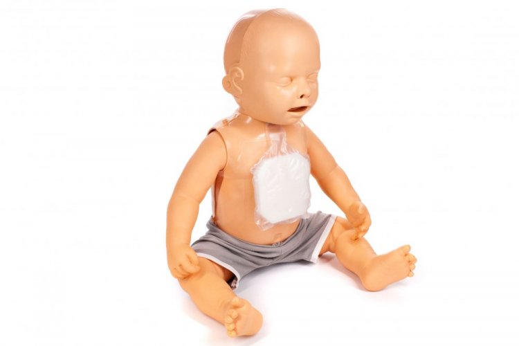 Practi-BABA PLUSZ újraélesztési próbabábu csecsemők értékeléssel